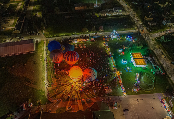 Nocny pokaz balonów