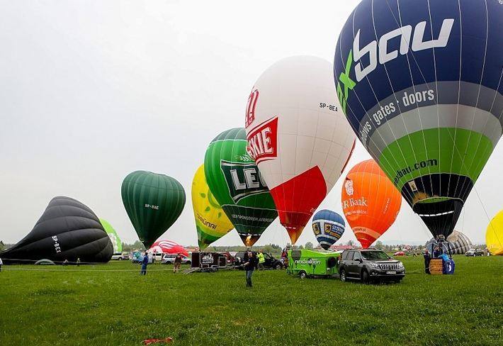 Starty - przegląd wydarzeń z nocnym pokazem balonów