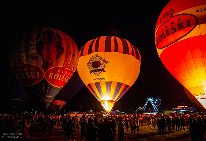 Nocny pokaz balonów - tereny zielone