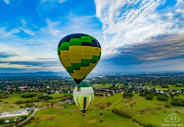 Popołudniowy przelot nad miastem w ujęciu From the Sky