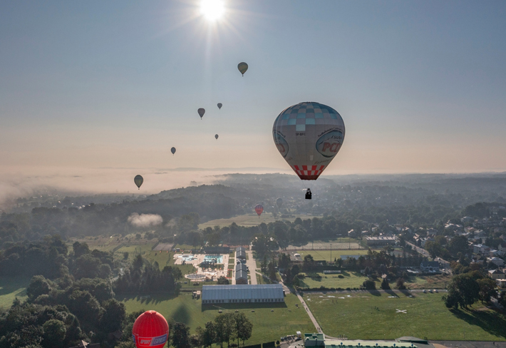 Przelot balonów nad miastem z drona