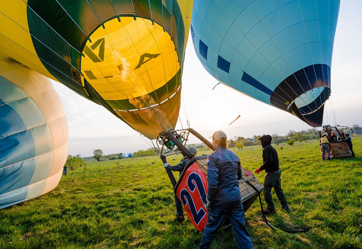 Poranny start balonów z lotniska