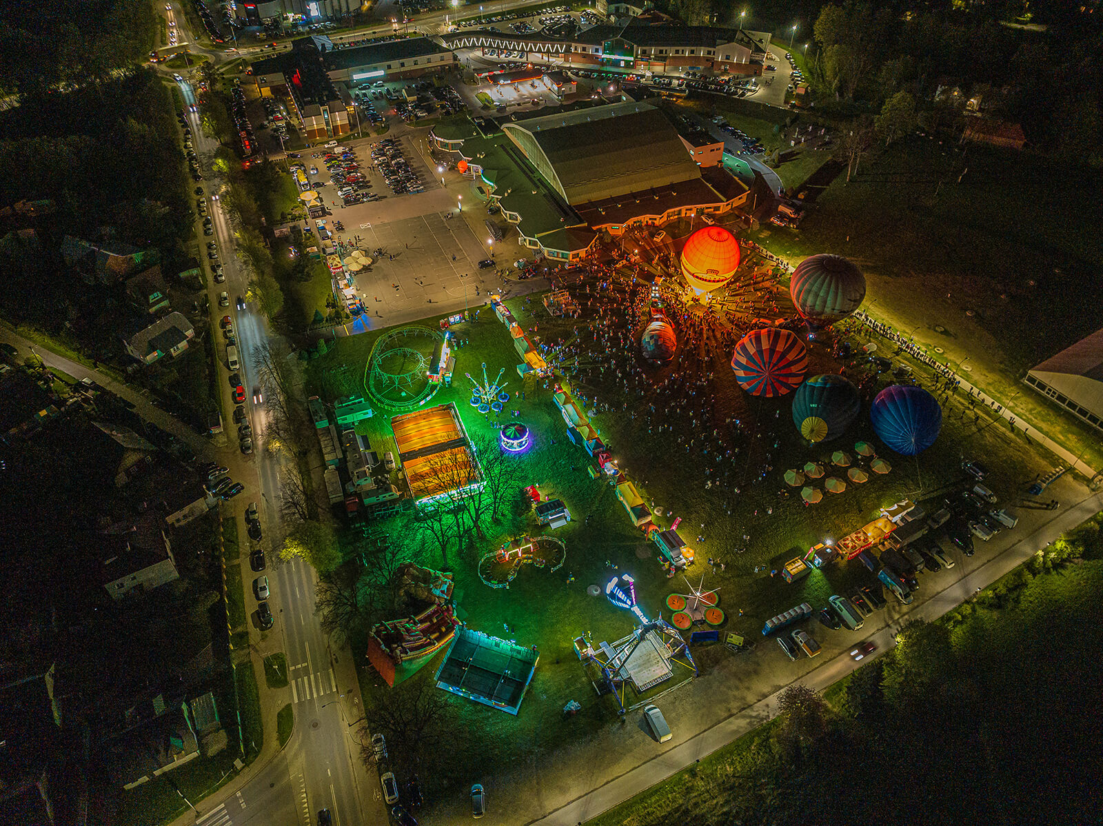 Nocny pokaz balonów